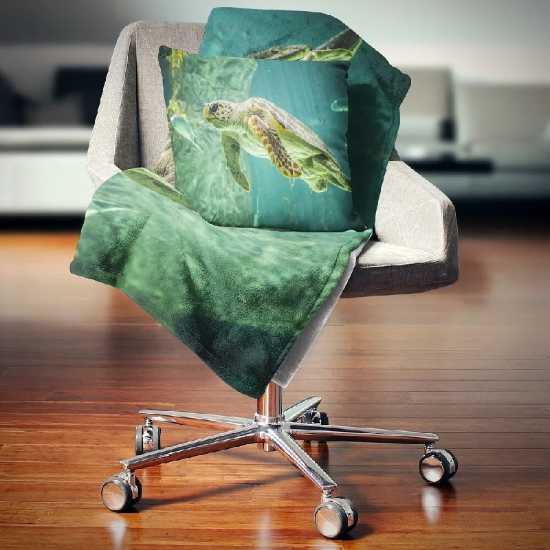 Queen - size blankets for standard - sized bedsQueen - size blankets for standard - sized bedsDesignart 'Huge Turtle Swimming' Animal Throw Blanket Queen - size blankets for standard - sized bedsQueen - size blankets for standard - sized bedsDesignart 'Huge Turtle Swimming' Animal Throw Blanket