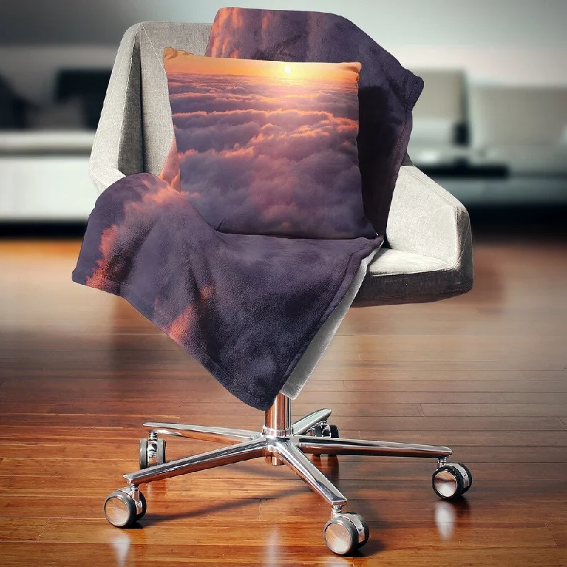 Silk blankets with a smooth and elegant touchSilk blankets with a smooth and elegant touchDesignart 'Amazing Sunset View over Clouds' Landscape Fleece Throw Blanket