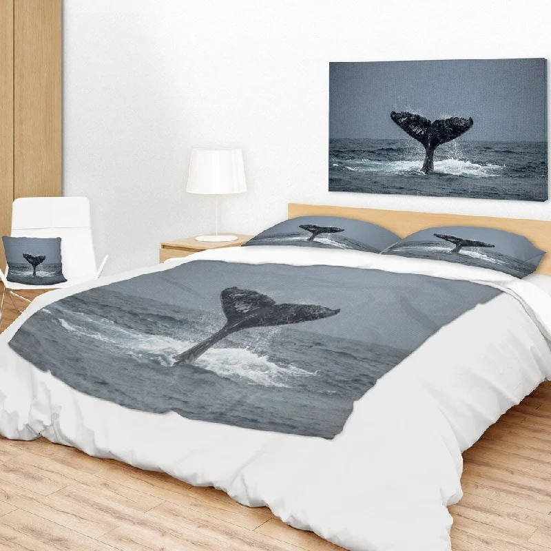 Cashmere blankets for ultimate softness and luxuryCashmere blankets for ultimate softness and luxuryDesignart 'Large Humpback Whale Tail' Animal Throw Blanket