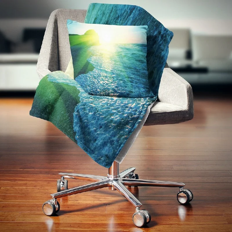 Silk blankets with a smooth and elegant touchSilk blankets with a smooth and elegant touchDesignart 'Foaming Blue Waves' Seashore Throw Blanket