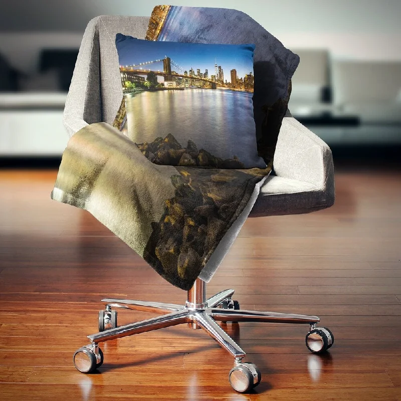 Linen blankets with a rustic and textured lookLinen blankets with a rustic and textured lookDesignart 'Distant View of Brooklyn Bridge' Cityscape Throw Blanket
