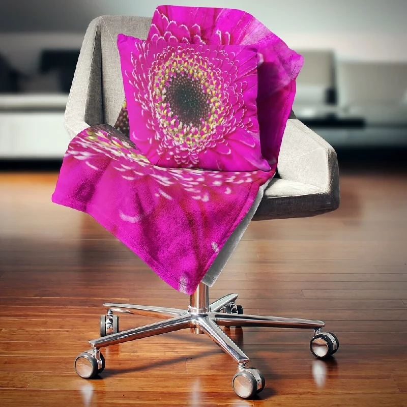 Wool blankets with natural warmth and insulationWool blankets with natural warmth and insulationDesignart 'Center of Gerbera Flower Close up' Flowers Throw Blanketwork