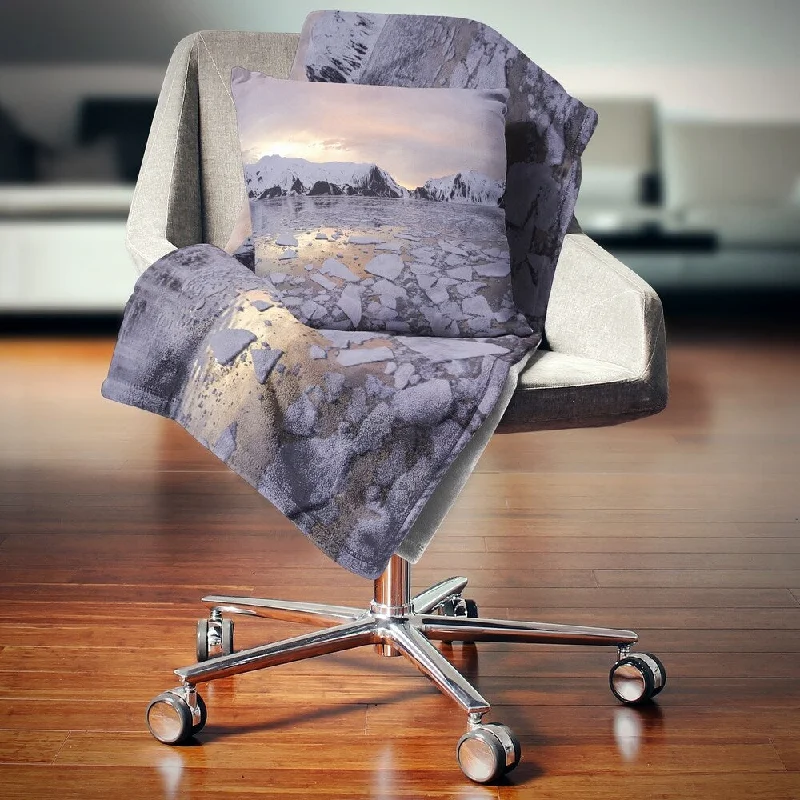 Linen blankets with a rustic and textured lookLinen blankets with a rustic and textured lookDesignart 'Antarctic Summer Sunset' Seascape Throw Blanket