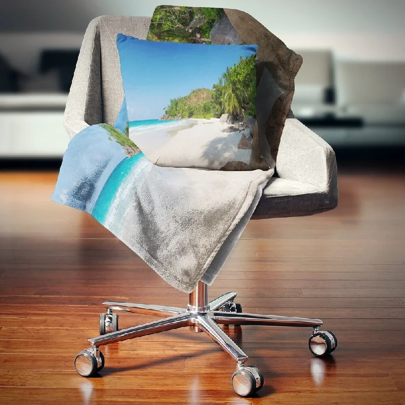 Linen blankets with a rustic and textured lookLinen blankets with a rustic and textured lookDesignart 'Anse Georgette Beach Light Blue' Seascape Throw Blanket