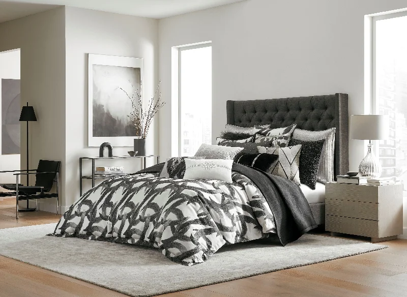 Silk - filled duvets for a luxurious and smooth sleeping experienceZiya Black Brushstroke Duvet Silk - filled duvets for a luxurious and smooth sleeping experienceZiya Black Brushstroke Duvet