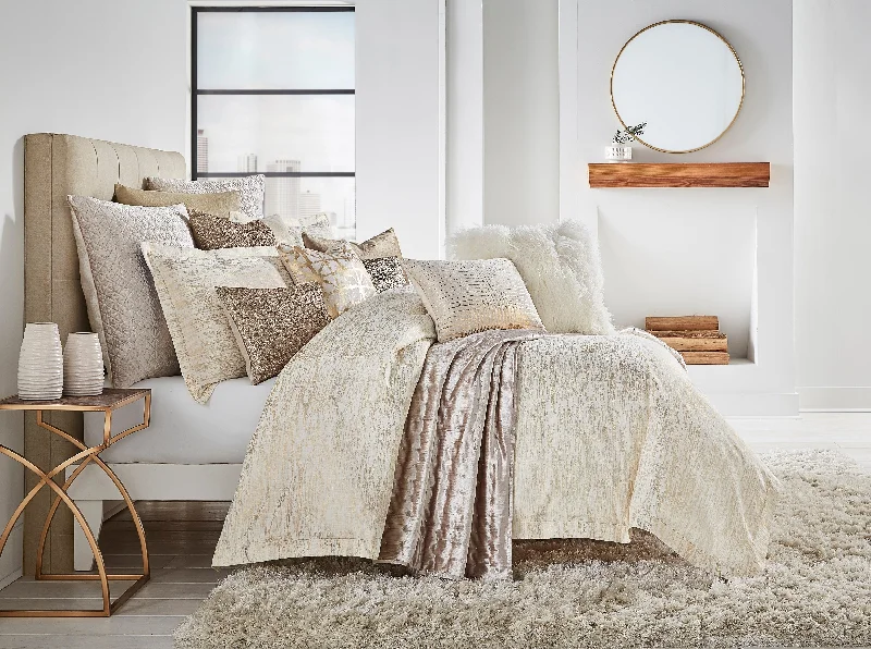 Synthetic fiber duvets filled with microfiber for a soft and lightweight feelLana Ivory Gold Duvet Synthetic fiber duvets filled with microfiber for a soft and lightweight feelLana Ivory Gold Duvet