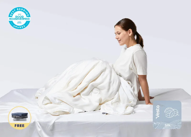 Bamboo - charcoal - filled duvets to absorb odors and regulate temperaturePremium Silk Duvet Max Bamboo - charcoal - filled duvets to absorb odors and regulate temperaturePremium Silk Duvet Max