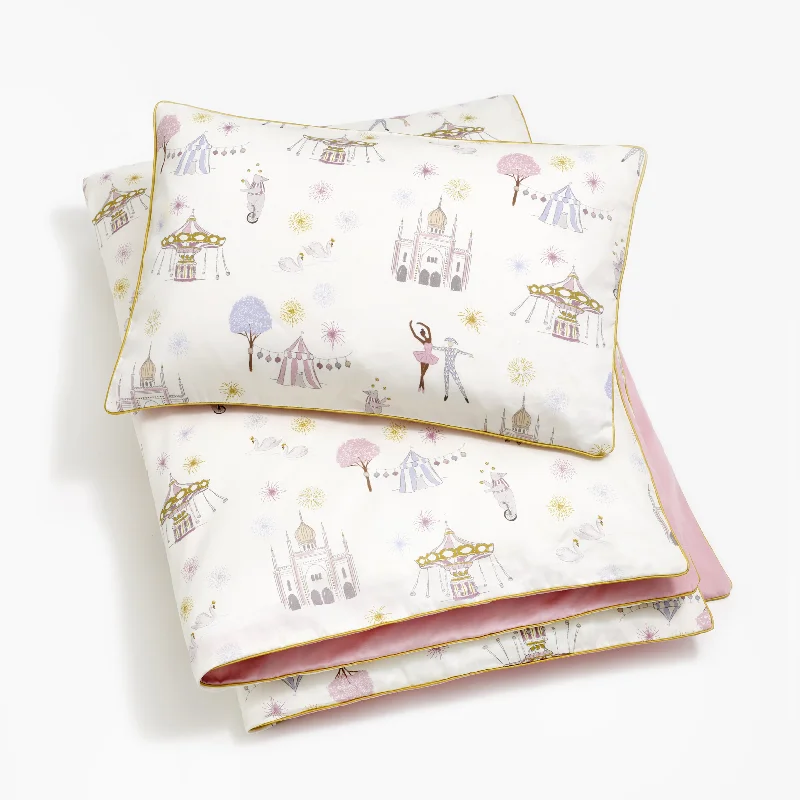 Silk - filled duvets for a luxurious and smooth sleeping experienceAdventures in Wonderland Toddler Duvet - Rose Silk - filled duvets for a luxurious and smooth sleeping experienceAdventures in Wonderland Toddler Duvet - Rose